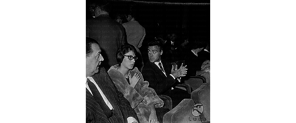 Armando Francioli seduto in platea per assistere alla prima dello spettacolo teatrale Gog e Magog