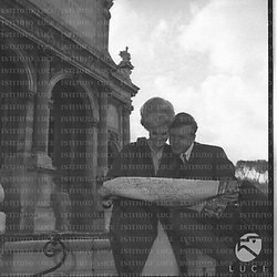 Miss Finlandia e un uomo guardano una piantina di Roma al fontanone dell'acqua Paola - piano americano
