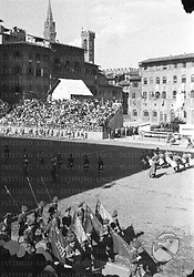 Firenze Un momento del corteo storico fiorentino del gioco del calcio in costume in piazza della Signoria