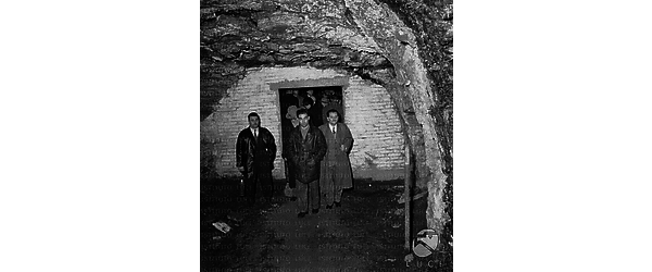 Toscana Gruppo di visitatori all'uscita di una miniera del Valdarno