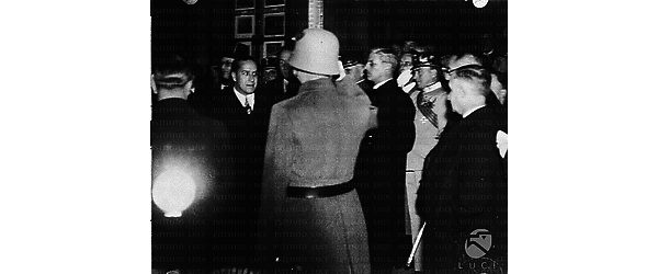 Vienna Riproduzione di una fotografia: Galeazzo Ciano accolto alla stazione dal cancelliere Schuschnigg, dal ministro degli esteri Schmidt e da altre personalità civili e militari