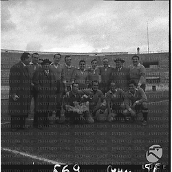 Squadra di calcio formata da vari attori e protagonisti dello spettacolo. Si riconoscono Bramieri, Billi sulla sinistra, mentre sulla destra Riva. Campo medio