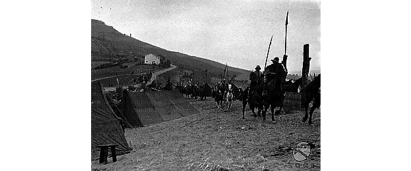 Gradara Colonna di cavalieri in costumi di scena avanza durante riprese esterne nelle vicinanze del castello