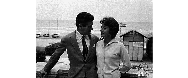 Venezia José Suarez e Fiorella Mari, sorridenti e in atteggiamento romantico, nei pressi della laguna di Venezia