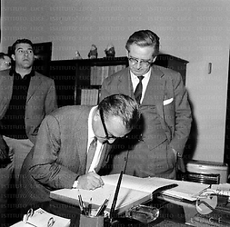 Sherman firma un registo delle presenze, accanto a lui il direttore del Centro Sperimentale di Cinematografia
