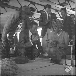Charlton Heston e James Stewart ripresi in aereoporto in partenza per Londra tra diverse persone forse amici o ammiratori - piano americano
