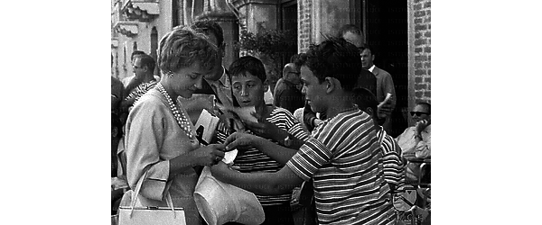 Venezia Silvia Syms a Venezia in compagnia di Basil Dearder mentre firma degli autografi