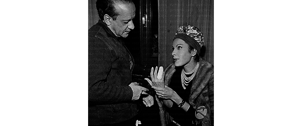 Silvana Pampanini mostra un dito fasciato al regista Domenico Paolella - piano americano