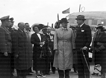 Roma Hans Frank con l'ambasciatore tedesco Ulrich von Hassell sotto lo sguardo della moglie Brigitte, di Marpicati e di altre personalità