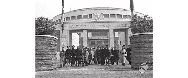 Roma Allievi e istruttori davanti all'ingresso dell'Istituto Luce