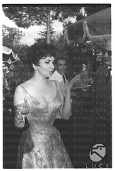 Gina Lollobrigida ripresa in occasione del ricevimento nella sua villa mentre beve un drink e conversa con De Pirro - piano americano