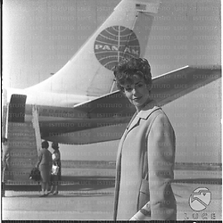L'attrice Barbara Rush sulla pista dell'aeroporto di Fiumicino, alle sue spalle un aereo della Pan Am - piano medio
