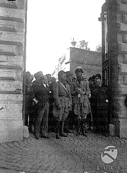 Roma Mussolini, insieme a Renato Ricci, Amilcare Rossi ed altri, esce da un cancello
