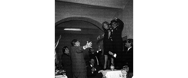 Alba Arnova in un locale balla il flamenco in piedi su un tavolo con Diego Calcagno