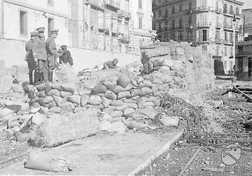 Napoli Gruppo di militari e tecnici impegnati a costruire una barriera di sacchi di sabbia, balle di paglia e rami per far brillare un ordigno inesploso in una stazione tramviaria