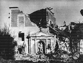 Vicenza Palazzo sventrato da un bombardamento