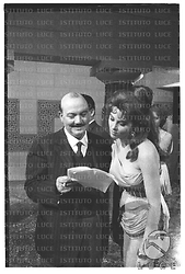 L'attrice Tina Louise con il regista Pietro Francisci sul set del film 'Saffo, Venere di Lesbo' - piano americano
