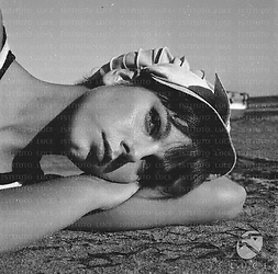 Stefania Sandrelli sulla spiaggia durante la lavorazione del film 'Sedotta e abbandonata'