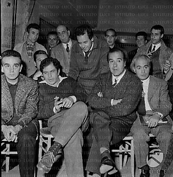 Ivo Garrani, Enrico Maria Salerno, Riccardo Cucciolla, Giancarlo Sbragia ed altri membri della compagnia durante la riunione