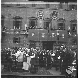 Il papa Giovanni XXIII ripreso mentre prende posto all'altare creato a piazza di Spagna davanti ad una folla di persone. Campo medio