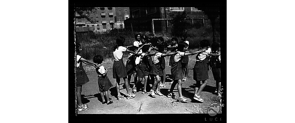 Roma Riproduzione di fotografia: gruppo di bambini, ospiti della scuola Pistelli, che giocano in giardino