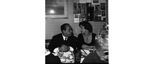 Rodolfo Arata e Anna Proclemer seduti ad un tavolo. Piano medio