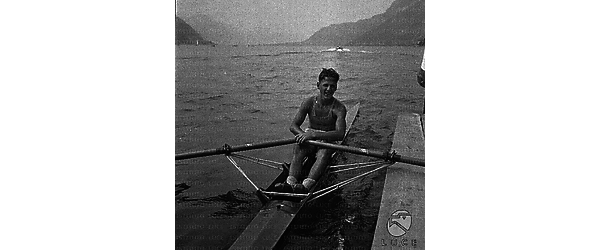 Un atleta sorride sulla sua imbarcazione; campo medio