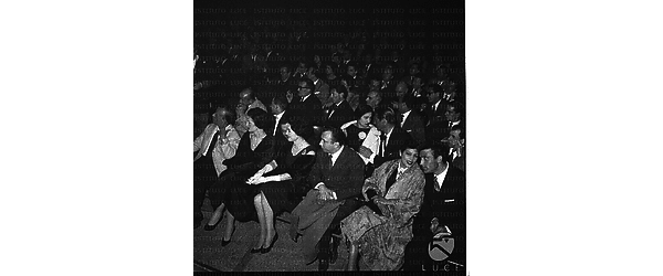 Il pubblico presente a San Benedetto del Tronto alla serata della prima tappa del rally del cinema, tra gli altri si riconoscono Lex Barker e Angela Portaluri - campo medio