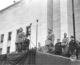 Mussolini, Vidussoni, Galbiati, Bottai ed altre autorità assistono alle celebrazioni in occasione del XVIII Annuale della Milizia Universitaria all'Università di Roma La Sapienza