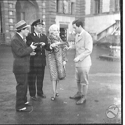 Pietro De Vico, Ignazio Leone, Anna Maria Ferrero e Nino Manfredi sul set del film L'impiegato - totale