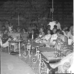 Personaggi del mondo dello spettacolo seduti in un locale di Ischia - campo medio