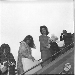 Partenza dall'aereoporto di Ciampino di Jacqueline Sassard, Eleonora Rossi Drago e Elsa Martinelli riprese mentre salgono le scalette dell'aereo - piano americano
