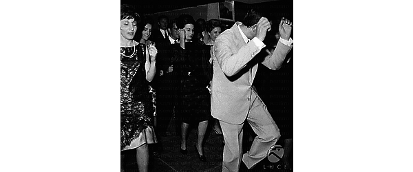 Silvana Mangano balla in mezzo ad un gruppo di persone