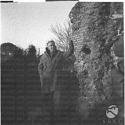 Lo scrittore inglese Robert Graves accanto ad un rudere romano - totale