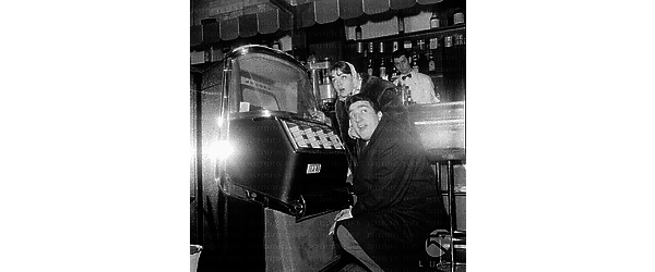 Lorella De Luca e Toni Dallara in posa davanti al jukebox