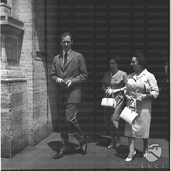 Il pretendente al trono di Portogallo Don Carlos con la moglie Denyse Paes de Almeida e la suocera ripresi mentre escono dall'Hotel Excelsior. Campo medio
