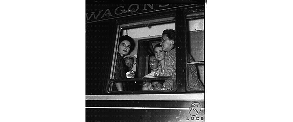 Silvana Mangano, Barbara Bel Geddes, Vera Miles, Carla Gravina e Jeanne Moreau sul treno speciale del film "Jovanka e le altre" - piano americano