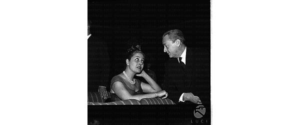 Lea Padovani con Sandro pallavicini seduti nella platea del Sistina - piano americano