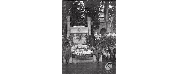 totale del monumento funebre di Armando Casalini - campo medio. Orientamento orizzontale
