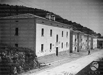 Cassino Sequenza di case, riprese dall'alto verso il basso, degradanti lungo una via cittadina, di forme regolari ad un piano