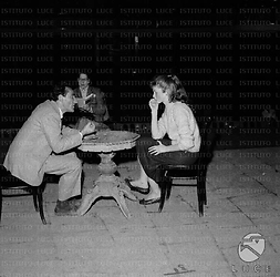 Carla Gravina e Arnoldo Foà seduti ad un tavolino provano una scena in palcoscenico