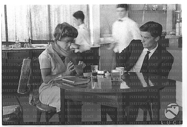 Romy Schneider e Alain Delon seduti a un tavolino in un ristorante di Ciampino - totale