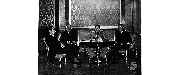 Vienna Galeazzo Ciano (in uniforme di ufficiale della Milizia), il cancelliere Schuschnigg, il ministro degli esteri austriaco Schmidt e il ministro degli esteri ungherese De Kanya seduti intorno ad un tavolo durante i colloqui