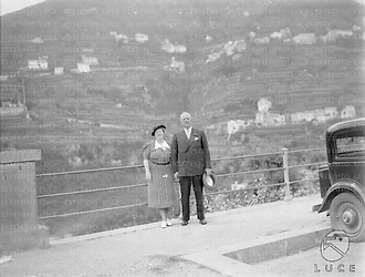 Napoli Una coppia di anziani in abiti eleganti posa per una foto ricordo appoggiata alla ringhiera di una terrazza panoramica