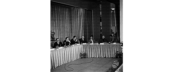 Roma De Laurentiis, Visconti, Gassman, Rossellini ed altri al tavolo degli oratori; da dietro una quinta compare Alberto Sordi