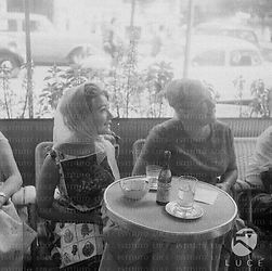 Christine Kaufmann seduta con la madre ad un caffè di Via Veneto - totale