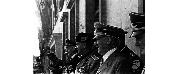 Berlino Hitler e Ciano, affacciati al balcone della nuova Cancelleria del Reich insieme al ministro Ribbentrop, al maresciallo Goering e ad altre autorità del Reich, sorridono