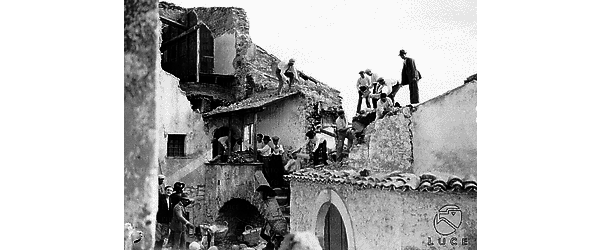 L'opera di ricostruzione in un borgo colpito dal terremoto del 23 luglio 1930