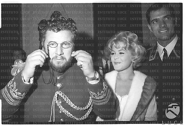 Sandra Dee ripresa sorridente tra John Gavin e Peter Ustinov in abiti di scena durante il rinfresco occasionato dalle riprese del film 'Giulietta e Romanoff' - piano medio