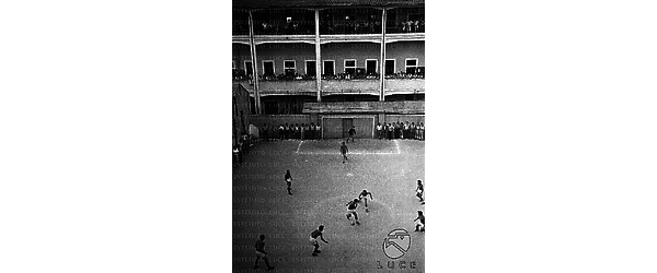 Padova Una partita di calcio nel cortile della struttura